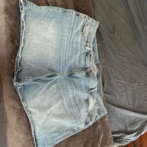 Torrid Mid Rise Midi Short - Vintage Stretch Light Wash size 24 EUC